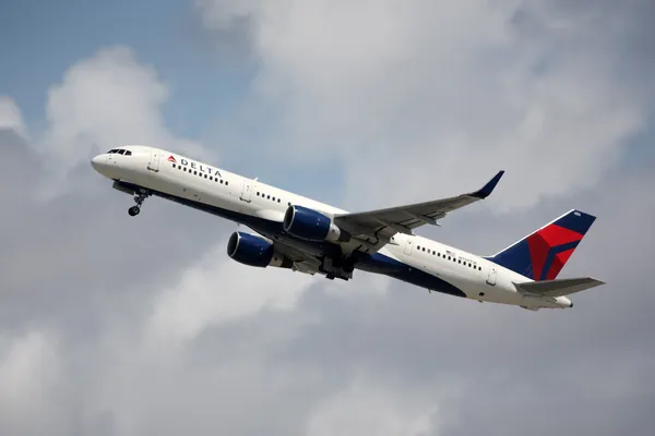 Los Angeles Airport Aviation - A Delta Airlines Boeing 757-324