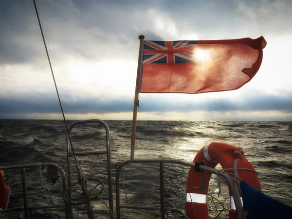 英国海事旗旗船和风雨如磐的天空 - 图库照片V