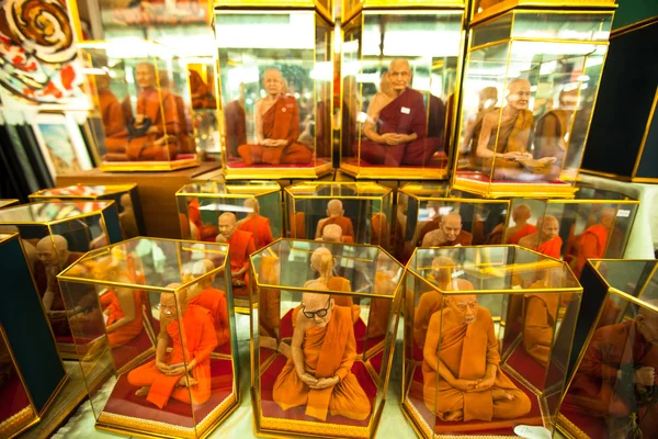 BANGKOK - APR 24: Shop windows with mannequins monks at Chatuchak Weekend — Stock Photo #19060013