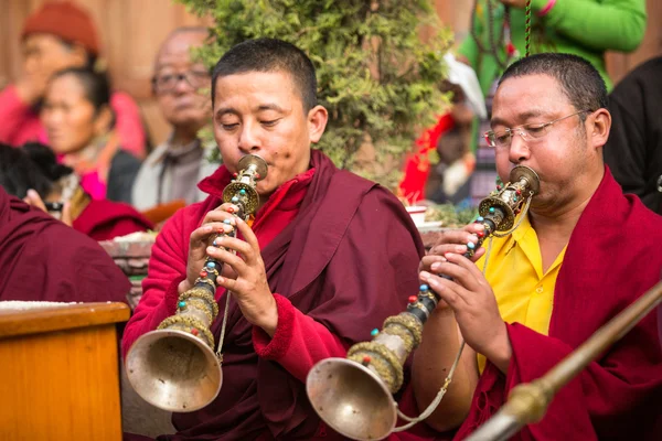 Unidentified tibetan Buddhist monks near stupa Boudhanath — Stock Photo #38726135