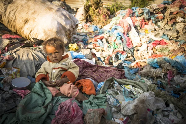 Child,whose  parents are working on dump