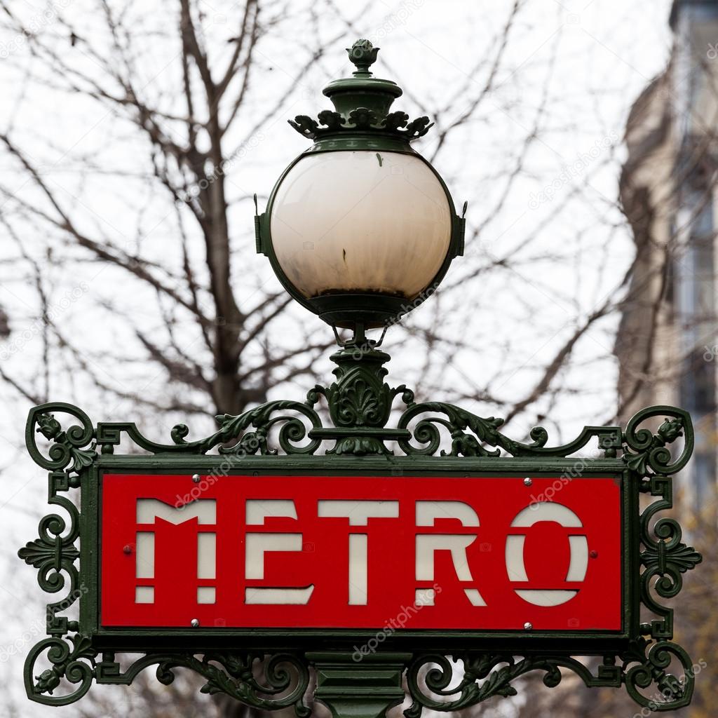 Typische Zeichen der Metropolitain in Paris, Frankreich