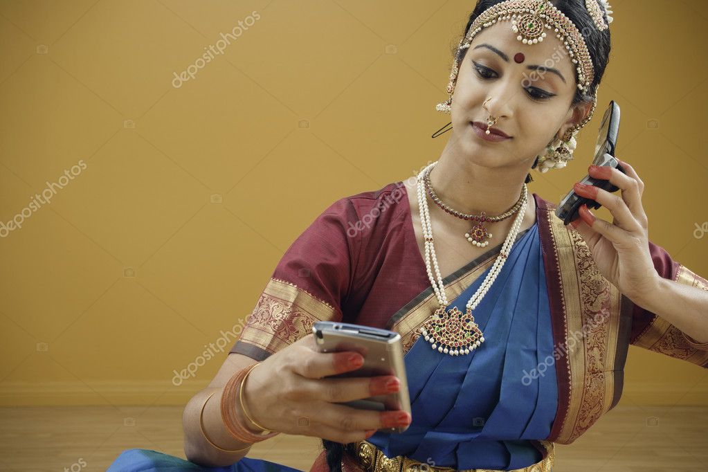 depositphotos_13221281-Indian-woman-in-traditional-dress-using-a-electronic-organizer-and-a-cell-phone.jpg