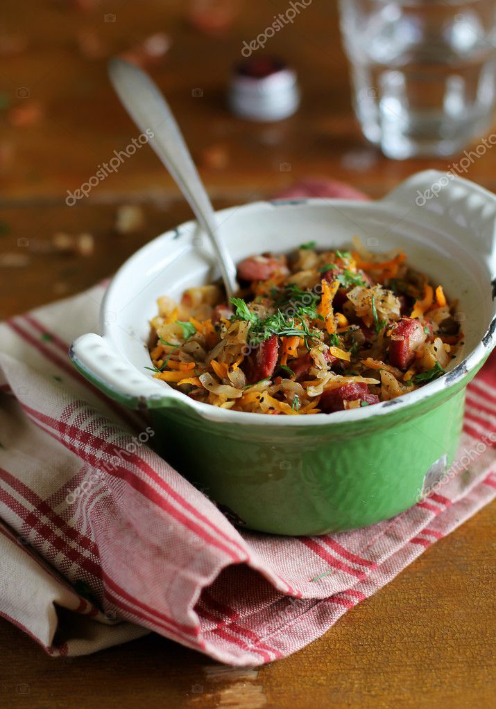 Gehakte witte kool gestoofd met tomaten, uien, wortelen, worstjes ...