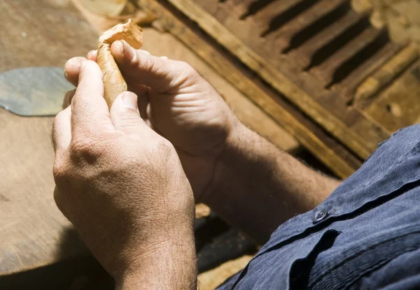 Hand rolling cigar production
