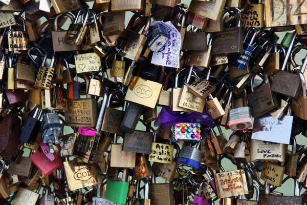 Many locks on one of the bridges in Paris — Stock Photo #29150837