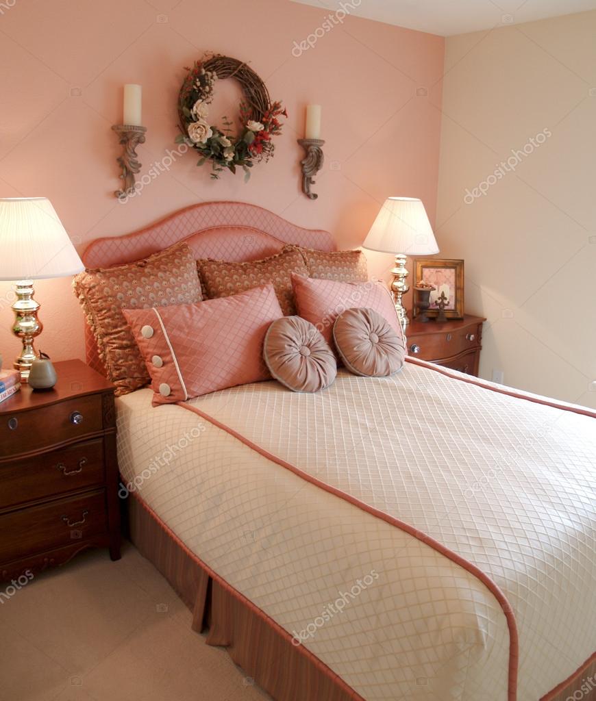 Slaapkamer met roze accent muur focus op bed en beddengoed ...