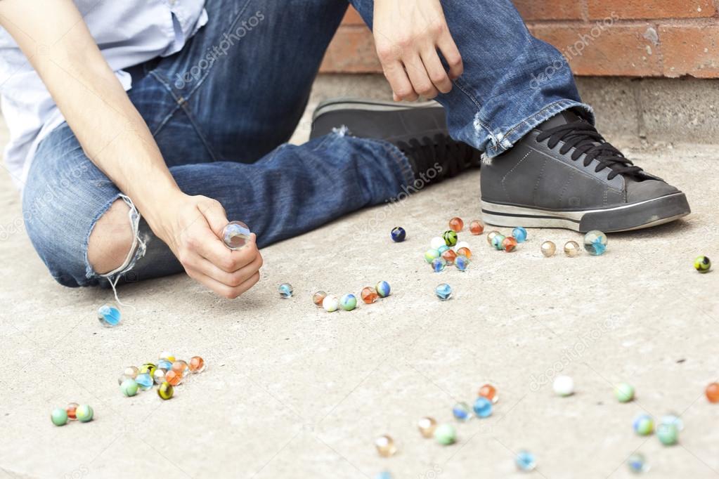 Imagenes Niños Jugando A Las Canicas | un ni 241 o jugando a las canicas en la calle fotos de stock Imagenes Niños Jugando A Las Canicas | un ni 241 o jugando a las canicas en la calle fotos de stock