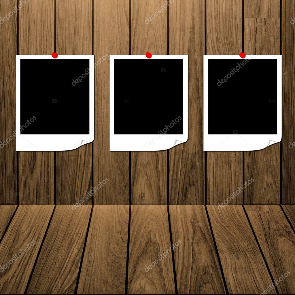 Tre cornice vuota pin su parete e pavimento rivestimenti in legno ...