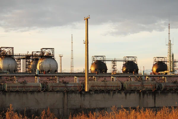 Spherical storage tanks for liquefied gas