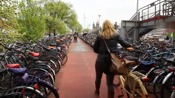 在荷兰阿姆斯特丹的自行车停车场 - 图库视频影