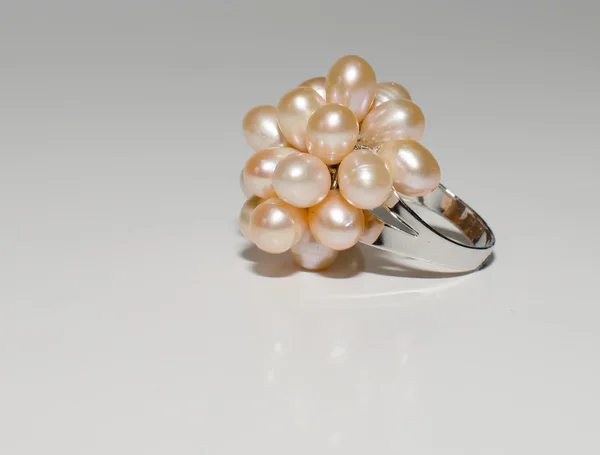 Ring with peach beads
