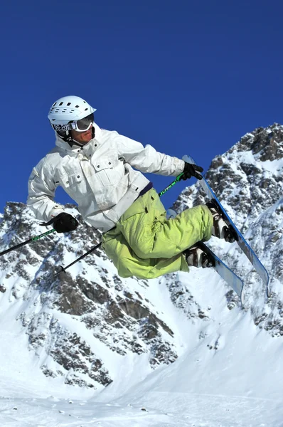 Freestyle ski jump