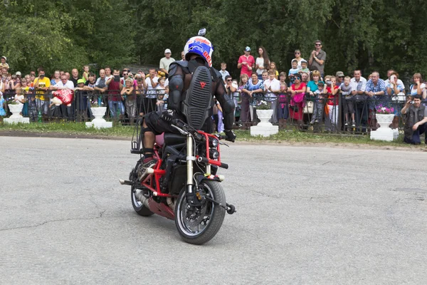 Stunts on a motorcycle in the performance Alexei Kalinin