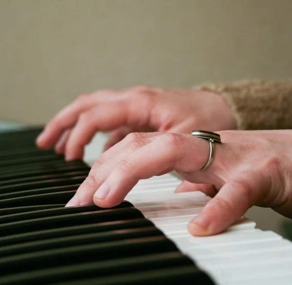 Woman\'s hands on the piano