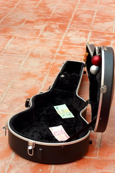 The case of the guitar, put money.