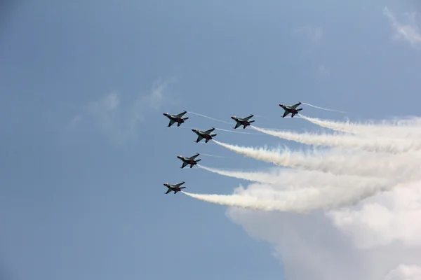 F-16s flying in formation