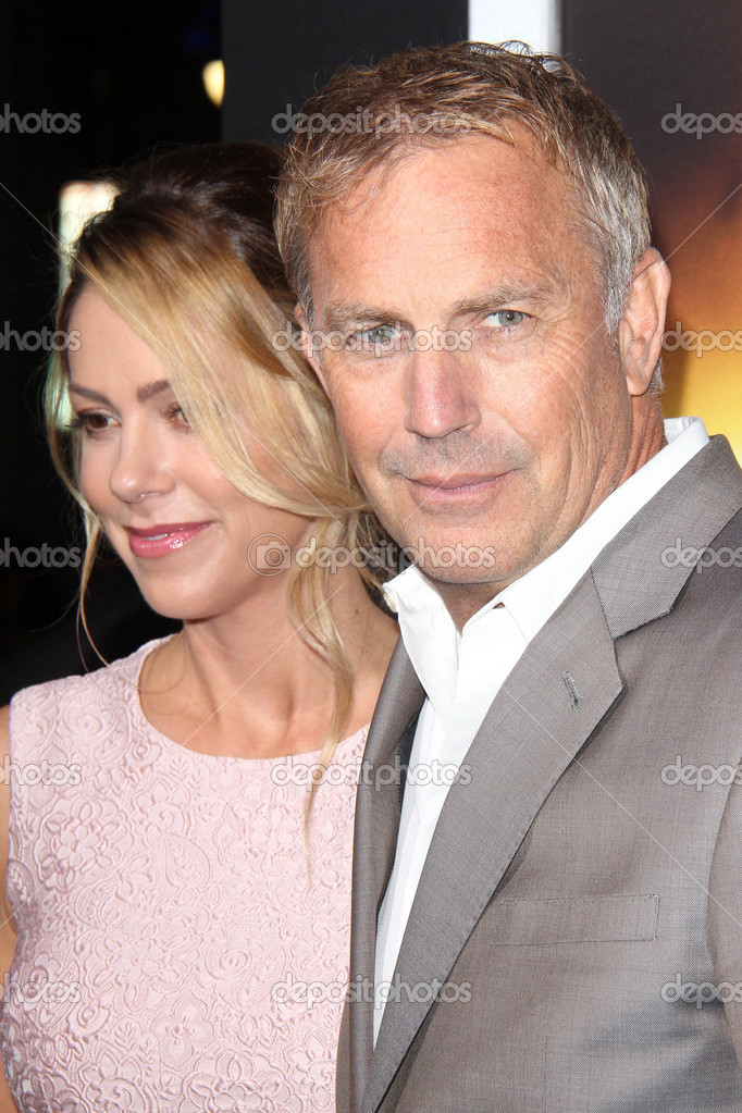 Christine Baumgartner und Kevin Costner in der Los-Angeles-premiere von " ...