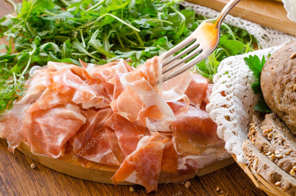 Prosciutto crudo ham with green sald — Stock Photo © frinz 35291027