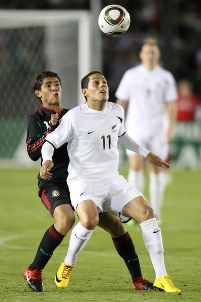 Jonathan Dos Santos and Leo Bertos fight for the ball