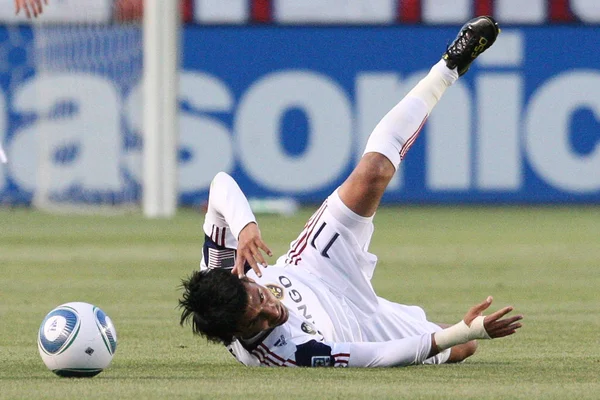 javier morales trips and falls mid dribble during the game — Stock Photo #18768939