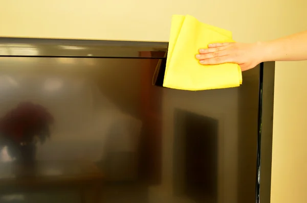 Cleaning a flat-screen TV