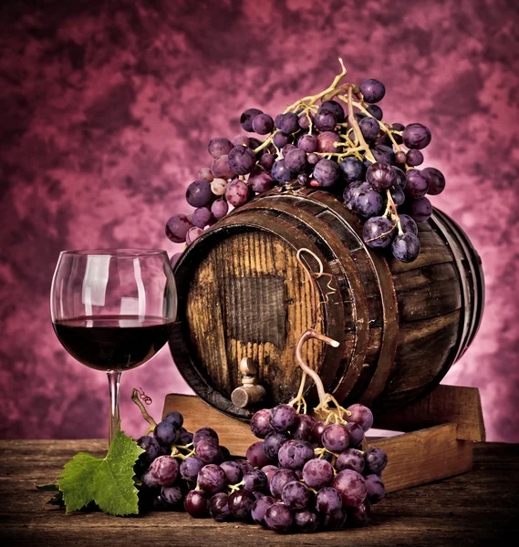 Uve bianche e rosse con botte di vino — foto stock ... Botte tavolo con vetro