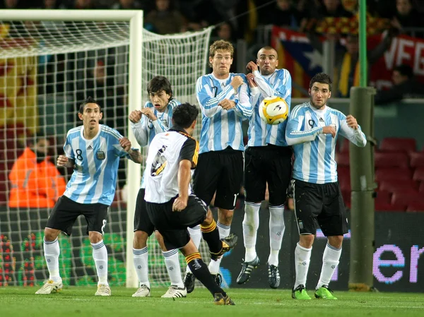 Argentinian players on the wall of the free kick launched for Xavi Hernandez