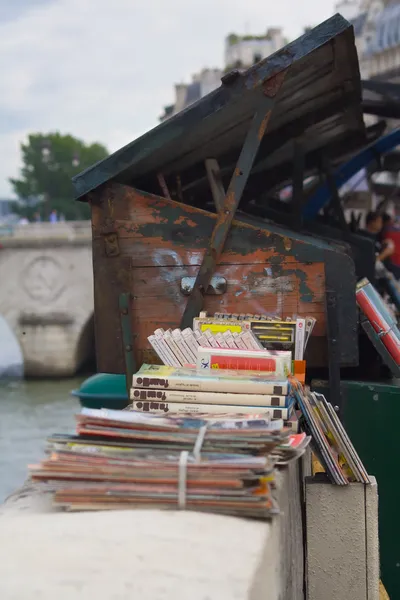 Book sale by la seine