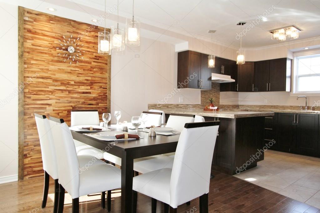 Moderne küche und esszimmer mit rückwand in horizontale streifen ...