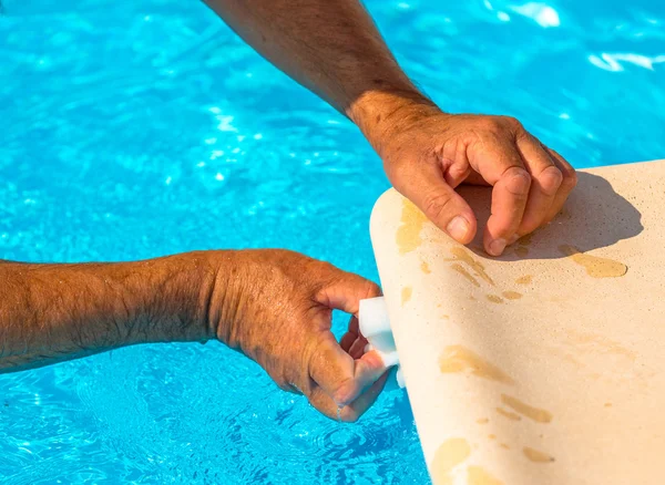 Clean the water line of a pool