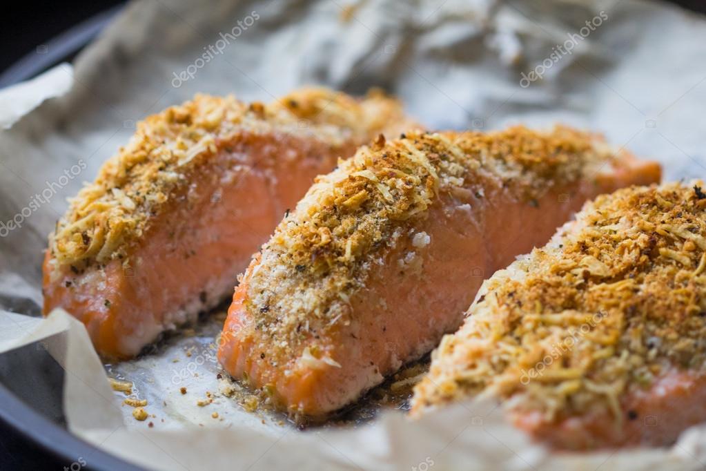 Steak Filet mit Käse Kruste panieren roter Fisch Lachs — Stockfoto ...