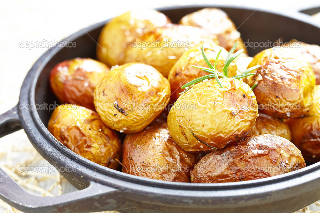 depositphotos_28959361-Baked-potatoes-with-rosemary.jpg