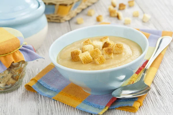 Pea soup with croutons