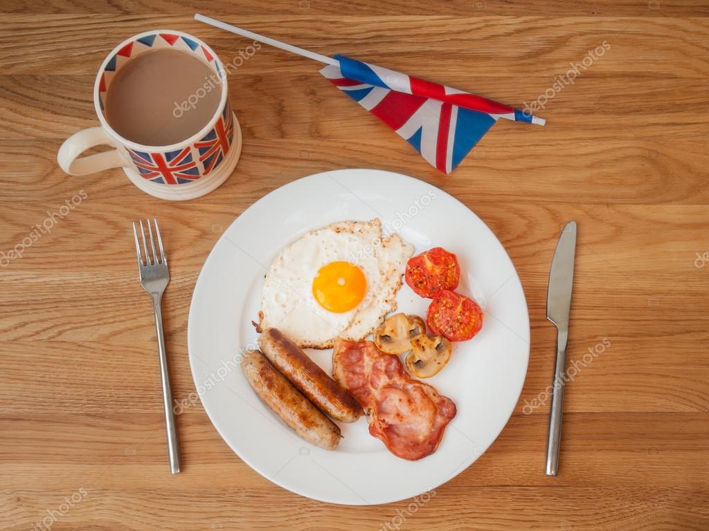 Petit déjeuner anglais complet avec tasse de thé et drapeau britannique