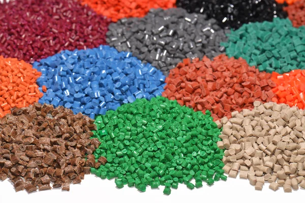 Dyed plastic granulate