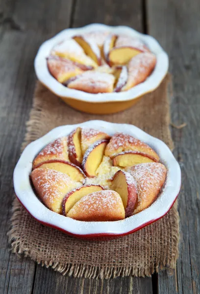 在木桌上的桃子自制奶酪馅饼 - 图库照片Fieryp