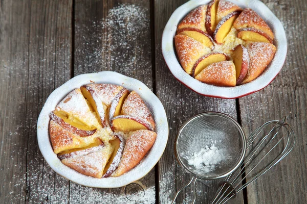 桃子与 st 的木桌上自制奶酪馅饼 - 图库照片Fie