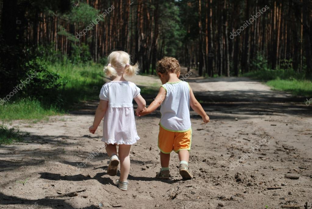 有一个小男孩牵手小女孩跳海镜头的外国电影叫