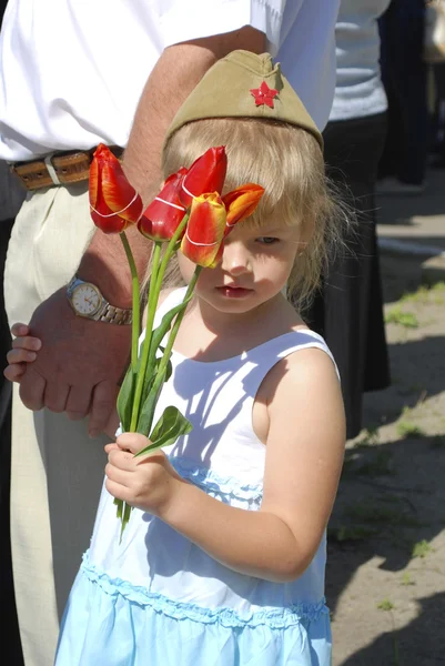 Girl congratulates veterans on Victory Day and wants to give flo