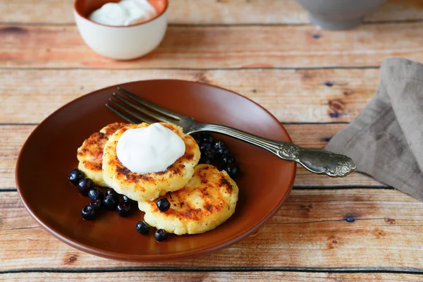Cottage cheese pancakes with sour cream