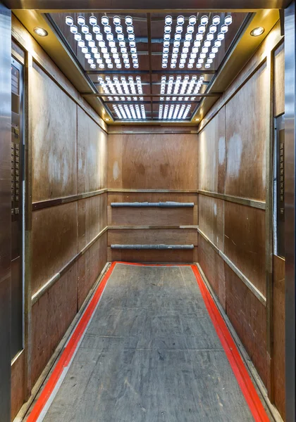 Elevator lined inside with plywood to prevent scratches