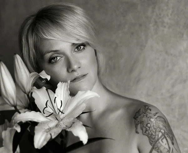 Black and white portrait of a beautiful woman with flowers