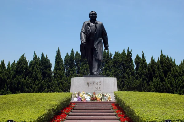 Chinese leader statue