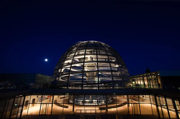 德国国会大厦的玻璃穹顶 - 图库照片erikdegraa