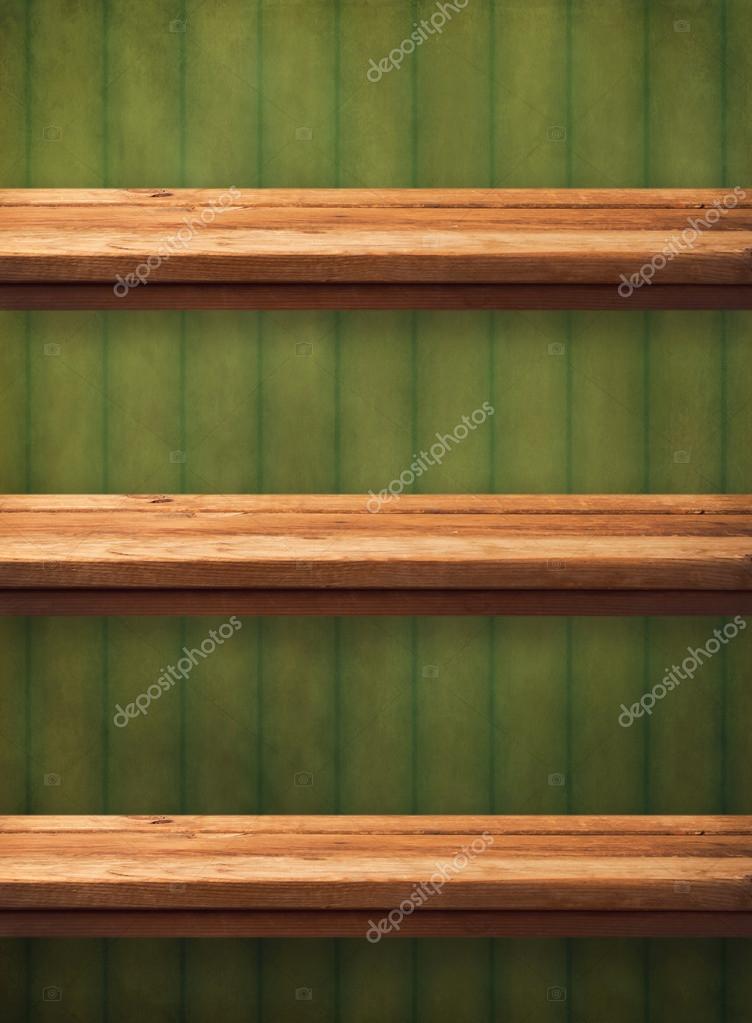 Vintage houten keuken planken over grunge groene behang. ready ...