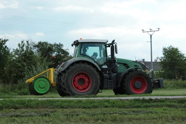 Agricultural tractor in the field of work