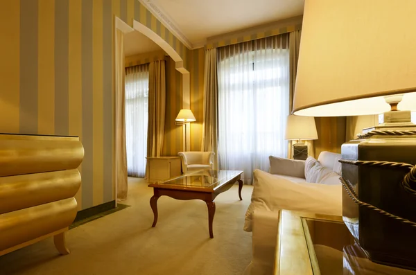 Interieur luxe appartement, comfortabele klassieke woonkamer ... Interieur klassiek woonkamer