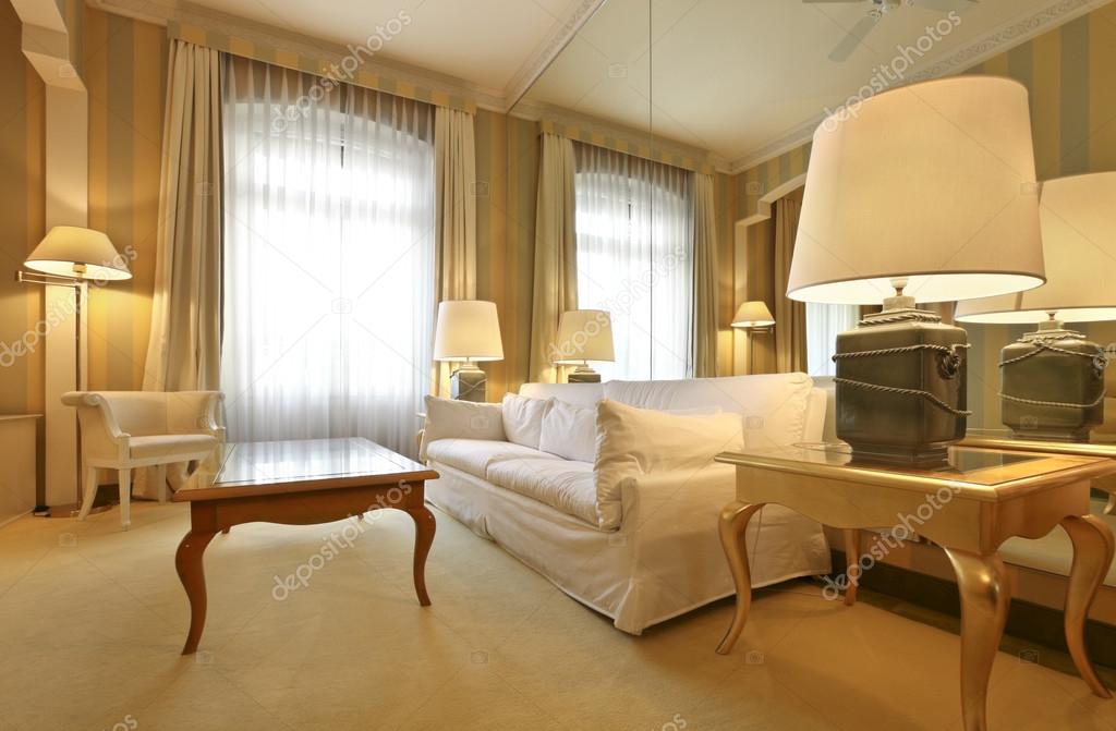 Interieur luxe appartement, comfortabele klassieke woonkamer ... Interieur klassiek woonkamer