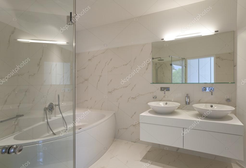 Bel intérieur d'une maison moderne, salle de bains — photographie ... Interieur dune maison moderne